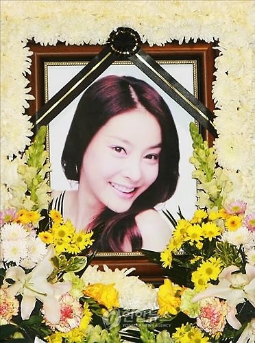 성추문에 우는 여성 연예인…"대중은 스타 헐뜯으며 유희" - 4