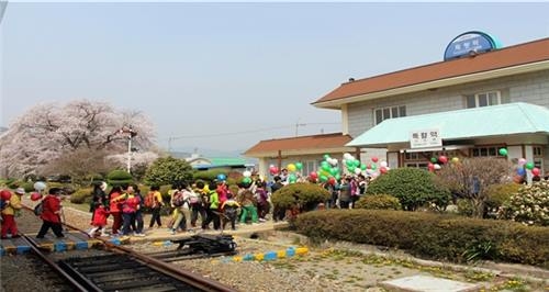 '부부 벚꽃을 아시나요'…득량역 부부벚꽃축제 열려 - 2