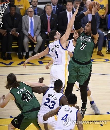 -NBA- 보스턴, 골든스테이트 홈 연승 행진에 제동 - 2