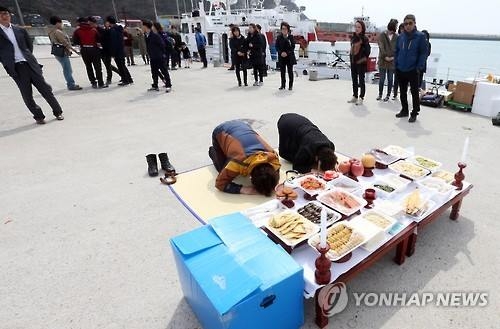 "다시 찾아온 그 날의 기억" 세월호 2주년 앞두고 위령제 - 3