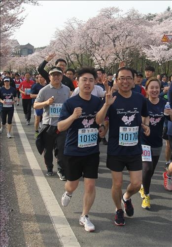 "자식도 예외없다"…정식사원 되려면 마라톤 뛰어야 - 2