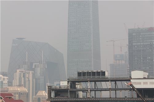 中 베이징, 20여일 만에 또 스모그…기준치 9배 - 2