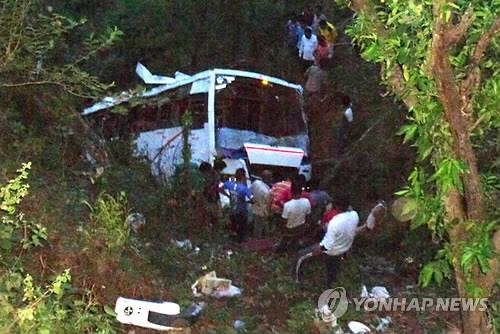 인도서 오페라단 버스 계곡 추락해 최소 30명 사망 - 2