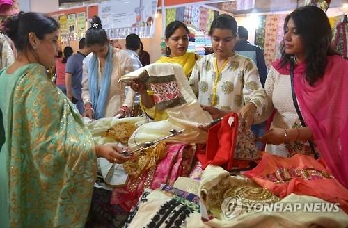 '中·印 쌍두마차' 향후 10년 세계성장의 34% 담당…한국은 1.3% - 3