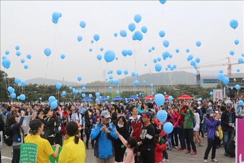 "황사야 물렀거라" 대전 칼국수축제·차없는거리 성황 - 4