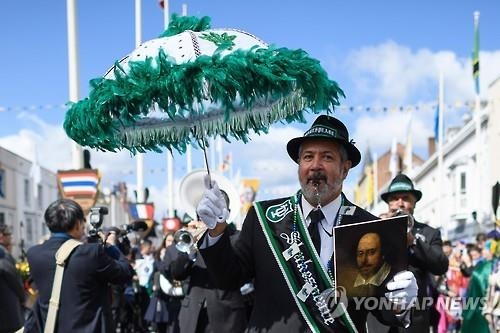 셰익스피어 400주기 영국 추모 열기…오바마도 '햄릿' 감상 - 3