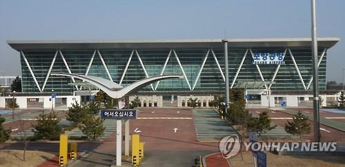 포항공항 46년 만에 새 단장…1천억 들여 활주로 포장 - 3