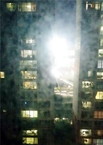 야구장 야간조명에 "눈부셔 못살겠다" 고통 호소1
