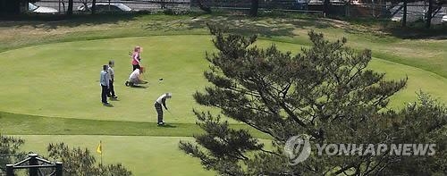 < SNS돋보기> 軍 골프장 32개 보유…"그 돈, 그 시간에" - 2