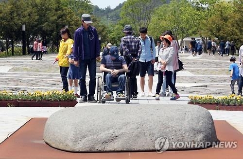 2野, 내일 봉하마을 총집결…PK 민심·친노 구애경쟁 - 2