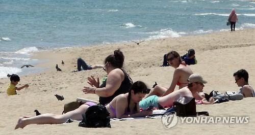 "여름이다"…해수욕장에, 계곡에, 나무그늘에 사람들 몰려 - 3
