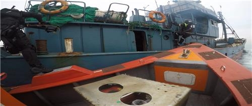 인천 소청도 해상서 불법조업 중국어선 2척 나포 - 3