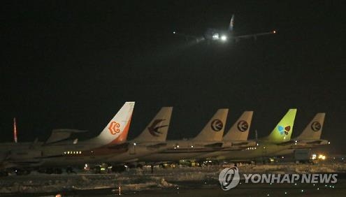 제주공항 활주로 포화…피서철 '공포의 지연출발' 우려 - 4
