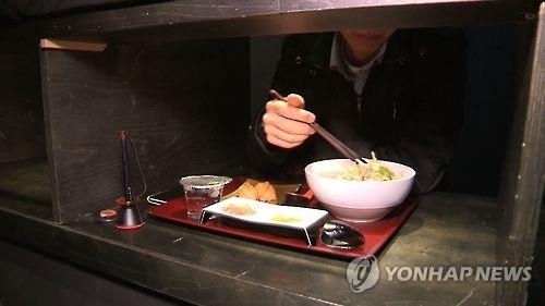 '혼밥족' 이유…20대 "여유"vs 30대이상 "어쩔 수 없어서" - 2