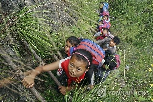 '절벽타고 아찔한 등하교' 中산골 아이들 위한 계단 생긴다 - 2
