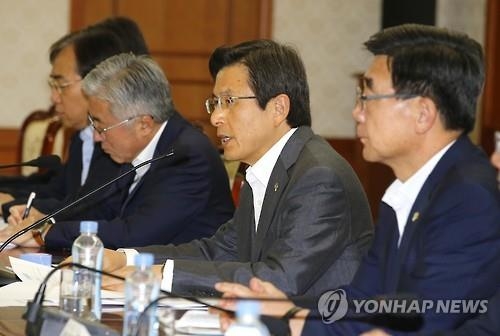 황총리 "은행법·자본시장법, 20대 국회서 다시 추진" - 2