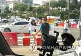 노인 무차별 폭행 30대女 "째려보는 것 같아서 그랬다" - 2