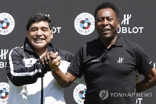 '으르렁거리던' 펠레와 마라도나, 이벤트 경기서 손잡아 - 2