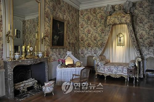 프랑스 베르사유궁에 있는 국보급 루이15세 의자 '짝퉁 논란' - 2