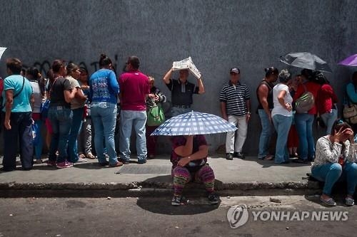 베네수엘라 식품난 폭동에 4명 사망…전 대통령 무덤까지 파손 - 3