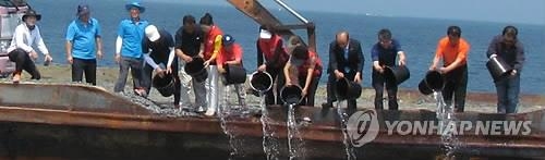 "잘 커서 돌아와" 인천시 어린꽃게 110만마리 방류 - 2