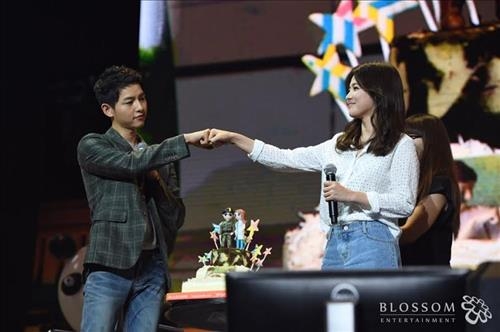 "든든한 동료 송혜교" 칭찬에 "멋진 친구 송중기" 화답 - 2
