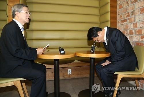 '헌법수첩' 들고 나온 김희옥…"이건 민주주의가 아니다" - 3