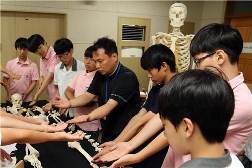 '중학교 선생님' 된 과학수사 베테랑들 "인기 짱" - 3
