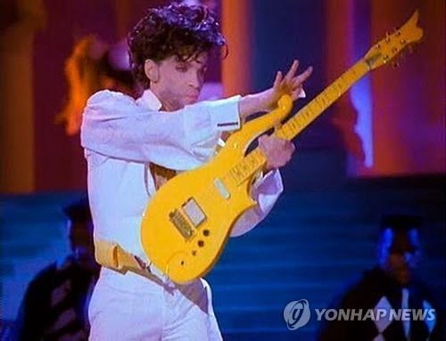 '팝의 전설' 프린스의 옐로클라우드 기타 1억6천만원에 낙찰 - 2
