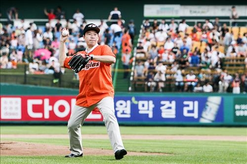 한국GM 사장, 대전 한화 홈구장서 '신형 말리부' 마케팅 - 2