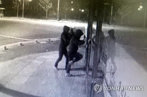 '차부터 인형뽑기 기계까지' 가출 10대들 막무가내 절도행각 - 2