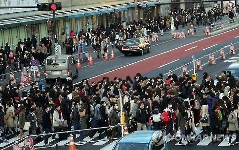 日 고령화 심각…65세 이상이 인구 4분의 1 넘어서 - 2