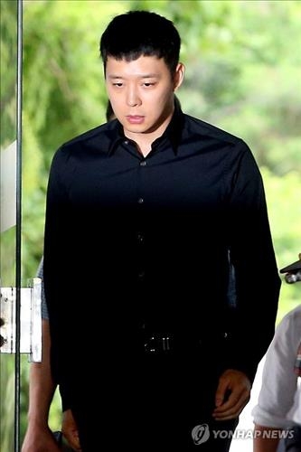 '수난의 날'…박유천·이주노부터 정용화·이종현까지 - 2