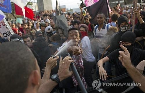 <올림픽> 개막일 시위로 올림픽 열기 찬물 끼얹나…성화봉송도 험난 - 3
