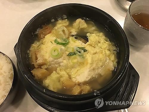 '해장국 맛' 놓고 시비 벌이다 소주병 폭행 - 2