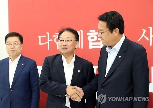추경 12일 처리 물 건너가…유일호 "하루하루 속이 탄다" - 2