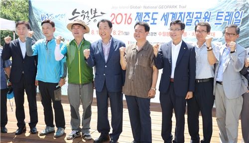 유네스코 인증 '제주 수월봉 지질공원' 트레일 개막 - 2