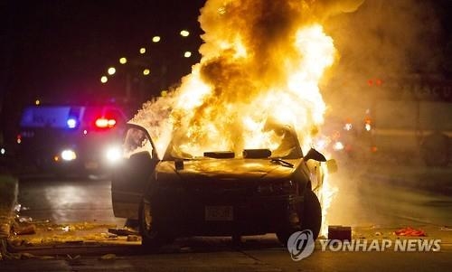 美밀워키 경찰총격 사망자도 흑인…시위 과격화에 비상사태 선포(종합) - 2