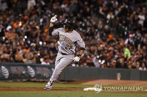강정호, 2안타 1도루 활약…타율 0.243 - 2