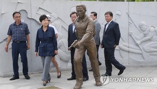 朴대통령, '인천상륙작전' 관람…"국민단합 신념 반영"(종합) - 2