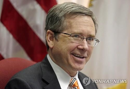 美공화 커크의원, 反트럼프·反민주당 고군분투 캠페인 - 2