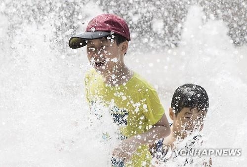 "덥다! 더워!"…경북 칠곡 37.2도 - 2