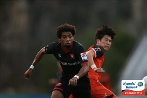 -프로축구2부- 부천, 강원에 2-0 완승…2위 자리 탈환 - 2