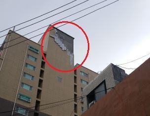 '강풍주의보'속 부천 14층짜리 주상복합건물서 타일 '우르르' - 2