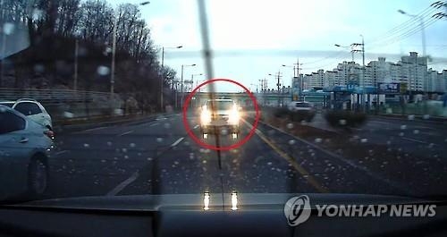 '살인 불빛' 상향등…안전운전 돕지만 상대방에겐 '치명적 무기' - 3