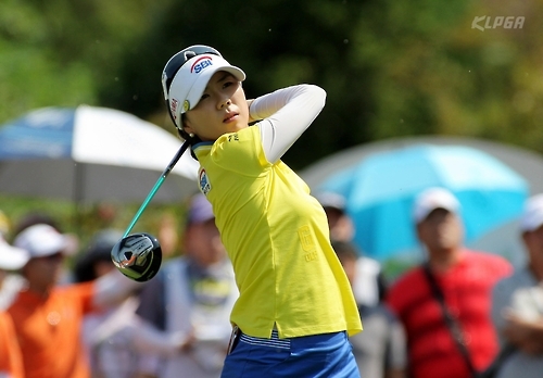 티샷하는 허윤경.<KLPGA 제공>