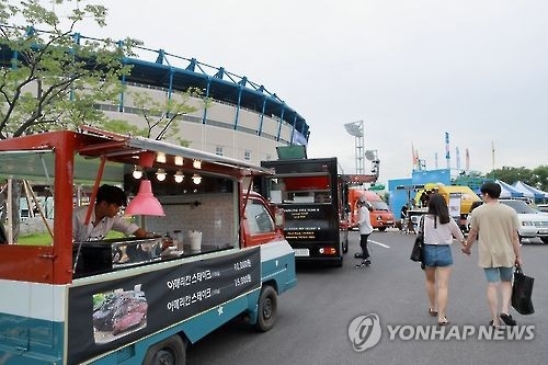 (서울=연합뉴스) 임귀주 기자 = 서울 양천구 목동운동장에서 열린 서울 밤도깨비 야시장 ‘레포츠마켓’의 푸드 트럭. 2016.7.15