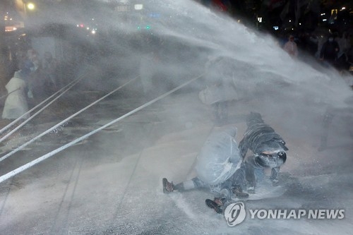 물대포 맞고 쓰러진 집회 참가 농민