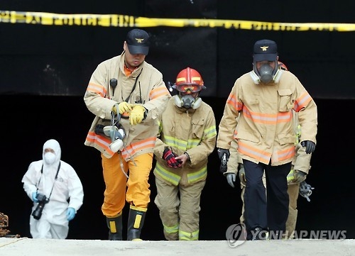 현장감식 마친 합동 화재조사팀(김포=연합뉴스) 윤태현 기자 = 경기남부경찰청·국립과학수사연구원·김포소방서 합동 화재감식팀원들이 11일 오전 경기도 김포시 장기동 주상복합건물에서 화재 현장감식을 마치고 건물을 나서고 있다. 2016.9.11tomatoyoon@yna.co.kr(끝)