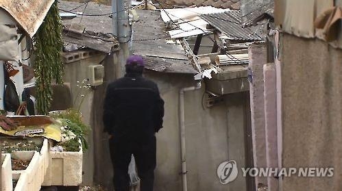노인의 뒷모습, 연합뉴스TV 캡처